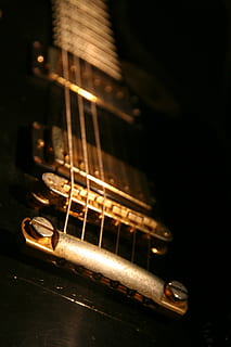 Gitarre, Gibson, schließen, Streicher, Saiteninstrument, Musik-, Musikinstrument, Musikausrüstung, drinnen, Nahansicht, Kunst, Kultur und Unterhaltung, Metall, Musikinstrumentensaite, keine Leute, selektiver Fokus, Zeichenfolge, Fokus auf den Vordergrund, Stillleben, einzelnes Objekt, Elektrizität, beleuchtet, Technologie, Tabelle, 2K, CC0, gemeinfrei, lizenzfrei