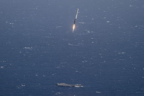 portaaviones, misil, lanzamiento, tiempo de día, gris, negro, cohete, cielo, aterrizaje, Oceano, pista de aterrizaje, nave espacial, espacio, aeronave, tecnología, innovación, viaje, azul, agua, ola, transporte, modo de transporte, mar, naturaleza, barco náutico, nadie, volador, belleza en la naturaleza, día, vehículo aéreo, al aire libre, movimiento, paisajes - naturaleza, velocidad, frente al mar, vista de alto ángulo, en movimiento, velero, 2K, CC0, dominio público, libre de derechos