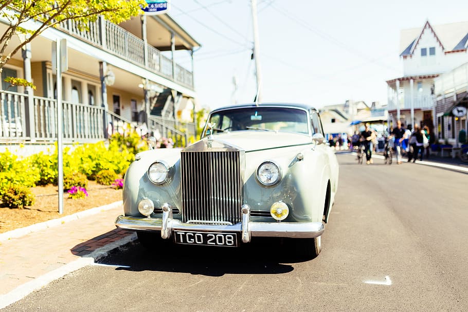 foto, blanc, cotxe, carretera, casa, rolls Royce, oldtimer, clàssic, luxe, vehicle, automòbil, vintage, disseny, estil, retro, brillant, vell, crom, transport, carrer, aparcament, estil retro, passat de moda, vehicle terrestre, cotxe d'època, manera de transport, arquitectura, exterior de l'edifici, ciutat, estructura construïda, dia, persones incidentals, centrar-se en primer pla, llum solar, a l'aire lliure, viatjar, 5K
