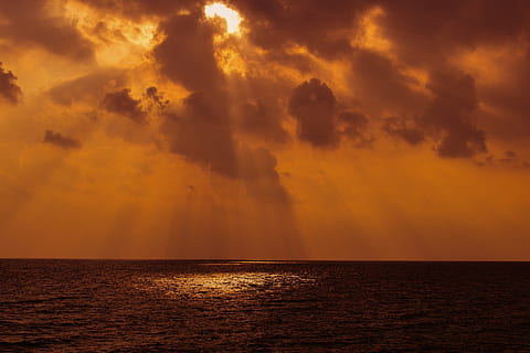 lichaam, water, grijs, hemel, zonsondergang, schemer, wolken, natuur, licht, zonlicht, zonnestraal, zee, horizon, middag, bewolking, schijnen, hoop, horizon over water, schoonheid in de natuur, wolk - lucht, kalmte, scenics - natuur, dramatische hemel, rustige scène, idyllisch, geen mensen, zeegezicht, storm, milieu, buitenshuis, donker, 5K, CC0, publiek domein, royaltyvrij