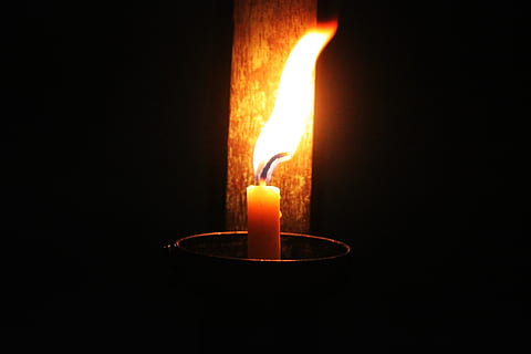 vela, api, llum, torxa, fosc, cremant, foc, flama, calor - temperatura, foc - fenomen natural, il·luminat, a l'interior, fons negre, primer pla, cap gent, brillant, tir de l'estudi, naturalesa, color taronja, equips d’il·luminació, còpia espai, llum - fenomen natural, titular de canelobres, lluminositat, fusió, llum elèctrica, 1080P, CC0, domini públic, lliure de regalies