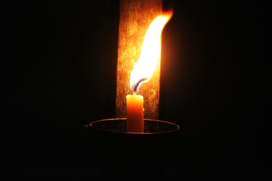 vela, api, llum, torxa, fosc, cremant, foc, flama, calor - temperatura, foc - fenomen natural, il·luminat, a l'interior, fons negre, primer pla, cap gent, brillant, tir de l'estudi, naturalesa, color taronja, equips d’il·luminació, còpia espai, llum - fenomen natural, titular de canelobres, lluminositat, fusió, llum elèctrica, 1080P