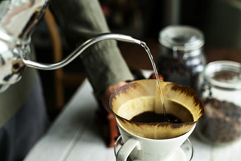 Wasser, Gießen, Kaffeefilter Tasse, Getränk, Tasse, Tabelle, Kaffee, Lebensmittel, Aroma, Hintergrund, Barista, Bohnen, brechen, brauen, Cafe, Koffein, Werdegang, klassisch, Kaffeebohnen, Kultur, tropfen, Kaffee abtropfen lassen, genießen, Filter, frisch, Schleifer, Hand, Hobby, Zuhause, Haus, Interesse, Kessel, lernen, Lebensstil, Herstellung, Manie, Morgen, Becher, Person, Topf, Vorbereitung, Professionel, erfrischend, Entspannung, sich ausruhen, retro, braten, Holztisch, Essen und Trinken, Kaffee trinken, Erfrischung, Kaffeetasse, Nahansicht, drinnen, heisses Getränk, keine Leute, Fokus auf den Vordergrund, Holz - Material, Frische, Teetasse, 1080P, CC0, gemeinfrei, lizenzfrei