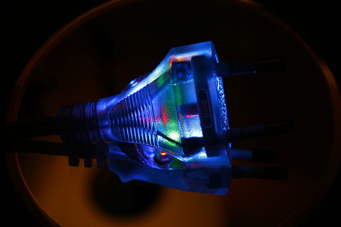 niebieski, oświetlony, elektryczny, urządzenie, wtyczka, obecny, przezroczysty, energia, Elektryczność, linia, kabel, linia napięcia, Przewód zasilający, pobór energii, koszt, transfer, datailaufnahme, technologia, połączenie, porozumiewanie się, Internet, śieć komputerowa, wtyczka połączenia sieciowego, studio strzał, wewnątrz, technologia bezprzewodowa, kabel komputerowy, żadnych ludzi, czarne tło, zbliżenie, odbicie, biznes, sprzęt oświetleniowy, serwer sieciowy, sprzęt elektryczny, 4K, CC0, domena publiczna, darmowe zdjęcia