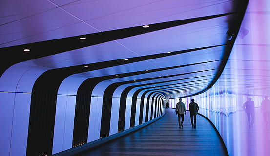 uomo, a piedi, sentiero, persone, corridoio, tunnel, costruzione, parete, soffitto, luci, riflessione, moderno, architettura, urbano, città, angolo, linea, pendenza, silhouette, due persone, uomini, lunghezza intera, direzione, la strada davanti, struttura costruita, adulto, in casa, stili di vita, illuminato, persone reali, donne, retrovisore, 4K, CC0, dominio pubblico, privo di copyright