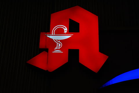 un logo, farmacia, scudo, personaggi, logo, rosso, illuminato, segno della farmacia, colore nero, comunicazione, nessuno, notte, neon, all'aperto, cartello, in casa, informazione, avvicinamento, caratteristica della parete, testo, simbolo della freccia, segno di informazione, guida, sceneggiatura occidentale, raggiante, simbolo, segno direzionale, sfondo nero, girato in studio, 5K, CC0, dominio pubblico, privo di copyright