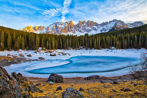 pins, cos, aigua, blanc, blau, cel, llac, arbres, muntanya, ennuvolat, rosengarten, paisatge, arbre, bosc, naturalesa, escenics, a l'aire lliure, Serra, bellesa a la natura, alberta, rock - object, cim de muntanya, Parc Nacional, Muntanyes rocoses, referent nacional, viatjar, terrenys extrems, àrea salvatge, Canadà, pi, desert, escenics - natura, escena tranquil·la, núvol - cel, planta, tranquil·litat, escena no urbana, idíl·lic, terra, cap gent, dia, arbre de coníferes, formació, muntanya nevada, bosc de pi, 5K, CC0, domini públic, lliure de regalies