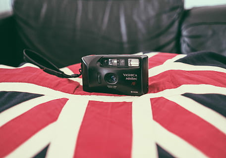 czarny, yashica camera, włókienniczy, aparat fotograficzny, flaga, czerwony, biały, technologia, aparat fotograficzny - sprzęt fotograficzny, tematy fotograficzne, brzuch, wewnątrz, meble, jedna osoba, selektywne skupienie, przedni widok, w stylu retro, zbliżenie, codzienne ubrania, łóżko, sprzęt fotograficzny, dzień, fotografowanie, porozumiewanie się, aparat cyfrowy, 5K, CC0, domena publiczna, darmowe zdjęcia