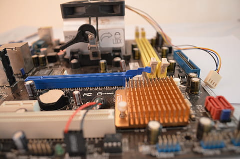 carte mère, ordinateur, CPU, La technologie, processeur, circuit, Matériel, électrique, équipement, industrie, Industrie électronique, circuit imprimé, à l'intérieur, fermer, mise au point sélective, outil de travail, lien, équipement informatique, affaires, puce informatique, partie informatique, machinerie, Occupation, personne, équipement électrique, composant électrique, 5K, CC0, domaine public, libre de droits