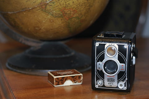 starý fotoaparát, starý, kolektor, Fotoaparát, starožitností, staré kamery, retro, fotografování, retro stylu, antický, stůl, technologie, fotografická témata, fotoaparát - fotografické vybavení, uvnitř, nostalgie, detail, nikdo, stálý život, dřevo - materiál, Dějiny, minulost, fotografické vybavení, analogový, jídlo a pití, digitální fotoaparát, slr fotoaparát, dřevo, 2K, CC0, veřejná doména, bez autorských práv