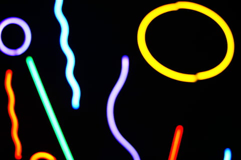 il·lustració de colors assortits, patró, forma, llum, neó, color, multicolor, fons negre, color vibrant, il·luminat, resum, tir de l'estudi, equips d’il·luminació, primer pla, groc, cap gent, brillant, creativitat, nit, blau, a l'interior, fons, tecnologia, connexió, neó acolorit, 4K, CC0, domini públic, lliure de regalies