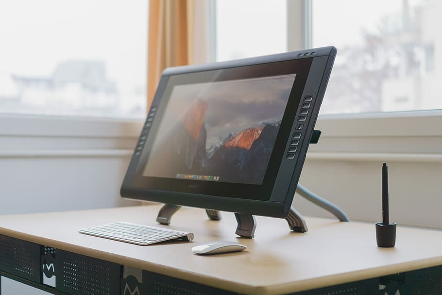 convertit, gris, pis, pantalla, monitor, fusta, escriptori, ordinador de pantalla, electrònica, espai de treball, treballar, dissenyador, wacom, tecnologia, equipament, ratolí, teclat, sense fils, ordinador, taula, oficina, comunicació, tecnologia sense fils, negocis, connexió, equips informàtics, portàtil, cap gent, a l'interior, mobles, monitor d’ordinador, PC d'escriptori, dia, teclat d’ordinador, finestra, 5K