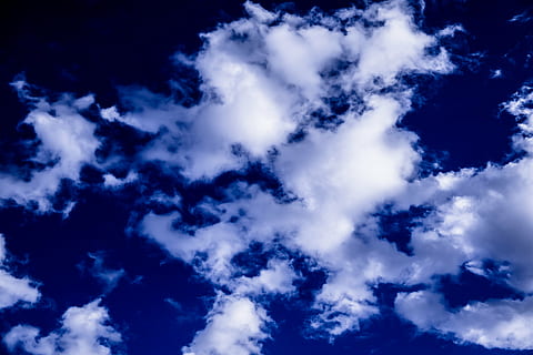 pilviä, taivas, sininen, pilvien muoto, katettu taivas, pilvisyys, horisontti, pilvinen, kaunis, mieliala, vaikuttava, valkoinen, mielenkiintoista, taustat, pilvi - taivas, cloudscape, luonto, abstrakti, tumma, dramaattinen taivas, vain taivas, kauneus luonnossa, maisemat - luonto, ympäristö, valkoinen väri, ilmapiiri, ei ihmisiä, tyyneys, moody sky, tuuli, matala kulma, ulkona, ilmasto, kirkas, abstrakti tausta, voimaa luonnossa, 5K, CC0, public domain, rojaltivapaa