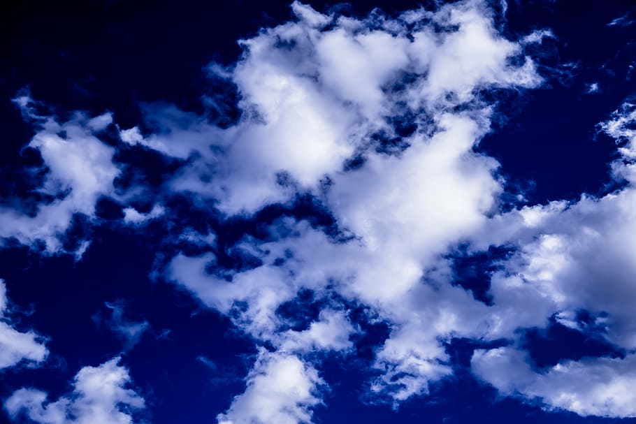 pilviä, taivas, sininen, pilvien muoto, katettu taivas, pilvisyys, horisontti, pilvinen, kaunis, mieliala, vaikuttava, valkoinen, mielenkiintoista, taustat, pilvi - taivas, cloudscape, luonto, abstrakti, tumma, dramaattinen taivas, vain taivas, kauneus luonnossa, maisemat - luonto, ympäristö, valkoinen väri, ilmapiiri, ei ihmisiä, tyyneys, moody sky, tuuli, matala kulma, ulkona, ilmasto, kirkas, abstrakti tausta, voimaa luonnossa, 5K