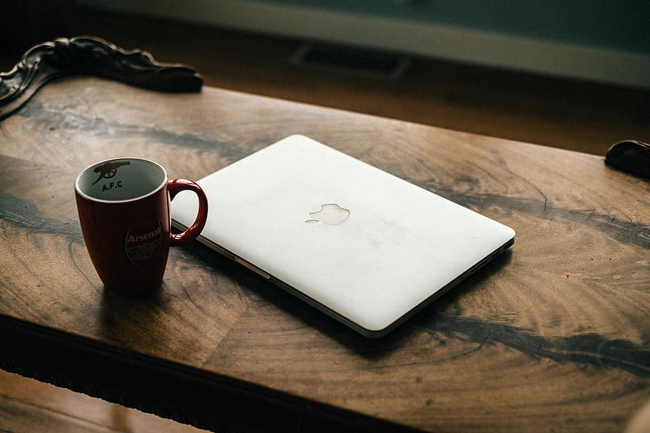 silbernes macbook, rot, Keramik, Becher, Tasse, Kaffee, Tabelle, Schreibtisch, Laptop, MacBook, Apfel, Büro, hölzern, Holz, drinnen, Getränk, Holz - Material, Essen und Trinken, Kaffeetasse, keine Leute, Erfrischung, Kaffee trinken, Stillleben, High Angle View, Fokus auf den Vordergrund, heisses Getränk, Nahansicht, Cafe, Teetasse, Tee, 5K