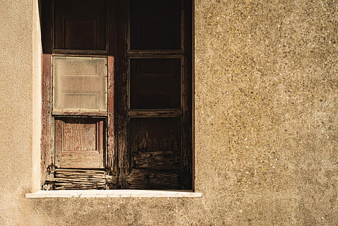 geschlossen, braun, hölzern, Fenster, braunes Holzfenster, Wand, Muster, vernachlässigt, verlassen, Haus, Platz für Kopie, Glas, Quadrat, Rahmen, alt, grunge, Hintergrund, Licht, Sonne, gebrochen, Fassade, Verschluss, Fensterbrett, die Architektur, Gebäudehülle, gebaute Struktur, Tür, Gebäude, keine Leute, Eingang, Tag, Holz - Material, Wohngegend, Glas - Material, draußen, öffnen, Sicherheit, Natur, Sonnenlicht, Fensterrahmen, 5K, CC0, gemeinfrei, lizenzfrei