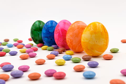 jajka w różnych kolorach, kamienie, pisanki, Wielkanoc, motyw wielkanocny, jajko, kolorowe jajka, czekolada, cukierek, smarties, dekoracja, deco, wielobarwne, jedzenie, jedzenie i picie, kolor pomarańczowy, uroczystość, duża grupa obiektów, wybór, studio strzał, zmiana, białe tło, słodkie jedzenie, Słodkie, żadnych ludzi, obfitość, wakacje, wakacyjne wydarzenie, wewnątrz, przekąska, fioletowy, 5K, CC0, domena publiczna, darmowe zdjęcia