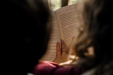 selektyvus, sutelkti fotografiją, asmuo skaito knygą, skaitymas, knyga, žiedas, tekstą, dalyvauja, Haris Poteris, lektorė, libro, popieriaus, patalpose, vienas asmuo, ūkyje, švietimas, moterys, paskelbimas, atrankinis dėmesys, Iš arti, muzika, žmogaus kūno dalis, meno kultūra ir pramogos, mokymasis, veikla, lapą, žmogaus ranka, Laisvalaikio veikla, ranka, per peties vaizdą, 8K, CC0, Viešasis domenas, nemokamai