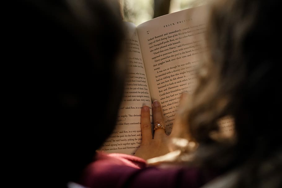 selektivní, zaostřovací fotografie, člověk čtení knihy, čtení, rezervovat, prsten, text, zapojen, harry potter, lectura, libro, papír, uvnitř, jedna osoba, hospodářství, vzdělání, ženy, vydání, selektivní zaměření, detail, hudba, část lidského těla, umělecká kultura a zábava, učení se, aktivita, list, lidské ruky, volnočasové aktivity, ruka, přes rameno, 8K
