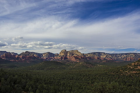 fotografi lanskap, pohon, gunung, foto tampilan lansekap, Padang rumput, Latar Belakang, pegunungan, hutan, awan, langit, bukit, batu, pemandangan, alam, Arizona, Sedona, hdr, jurang, biru dan hijau, scenics - alam, keindahan di alam, lingkungan Hidup, ketenangan, adegan non-urban, adegan yang tenang, awan - langit, formasi batuan, batu - benda, tidak ada orang, menanam, tujuan wisata, geologi, tanah, pembentukan, di luar rumah, iklim kering, iklim, terkikis, setengah kering, 5K, CC0, domain publik, bebas royalti