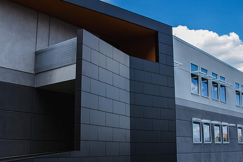 struttura verniciata grigia, grigio, dipinto, struttura, architettura, moderno, esterno dell'edificio, struttura costruita, finestra, nessuno, facciata, architettura ed edifici, edificio per uffici, blu, attività commerciale, all'aperto, cielo, nuovo, vetro - materiale, magazzino di distribuzione, magazzino, costruzione, giorno, città, natura, riflessione, Inquadratura dal basso, modello, industria, caratteristica della parete, ufficio, 4K, CC0, dominio pubblico, privo di copyright