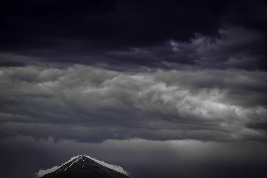 hvid, skyer, nattetid, Brun, bjerg, grå, Sky, himmel, spids, mørk, lilla, sky - himmel, storm, tordenvejr, storm sky, dramatisk himmel, overskyet, skønhed i naturen, cloudscape, scenics - natur, ingen mennesker, miljø, natur, skilt, ildevarslende, advarselsskilt, våd, uhyggelig, regn, skybrud, udendørs, ekstremt vejr, meteorologi, 5K