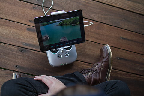 otočil, Černá, tabletový počítač, osoba, sledování, ipad, bota, paluba, tableta, sledování televize, přístroj, televize, přenosný, technologie, trubec, monitor, Internet, Zobrazit, venkovní, mimo, počítač, sdělení, bezdrátové technologie, jedna osoba, spojení, dospělý, muži, část lidského těla, sedící, dřevo - materiál, uvnitř, podnikatel, stůl, nábytek, boty, pomocí počítače, podnikání, 5K, CC0, veřejná doména, bez autorských práv
