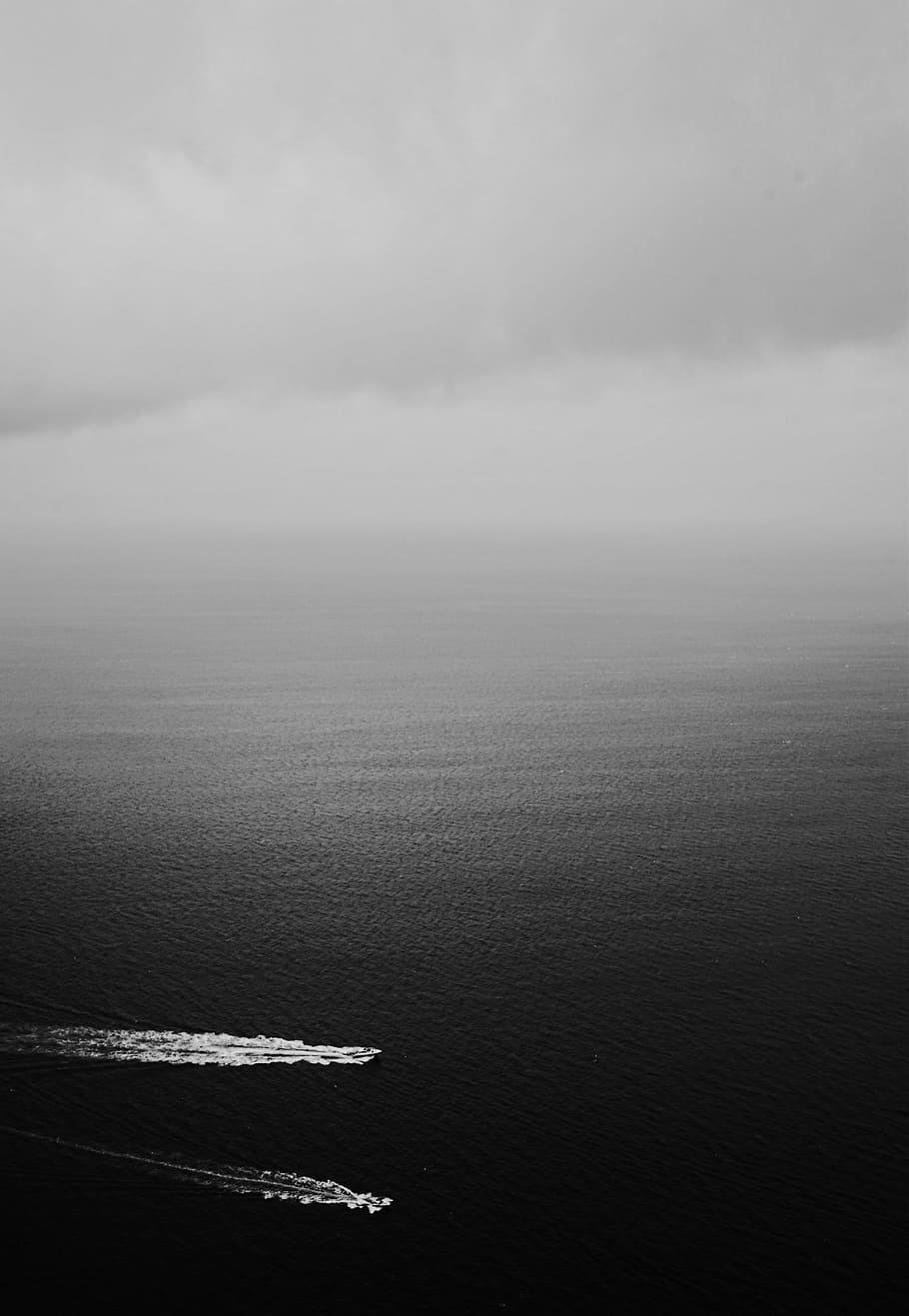Graustufenfotografie, zwei, Boote, Karosserie, Wasser, ohne Titel, Meer, Himmel, Wolke, dunkel, Boot, Schnellboot, Welle, welligkeit, Gradient, Samsung, iphone, Handy, Mobiltelefon, Tapete, schwarz, Weiß, Ruhe, wolke - himmel, Schönheit in der Natur, ruhige Szene, Szenen - Natur, Tag, Natur, keine Leute, Ufergegend, idyllisch, Nicht-städtische Szene, Horizont, draußen, Horizont über Wasser, Nebel, 5K