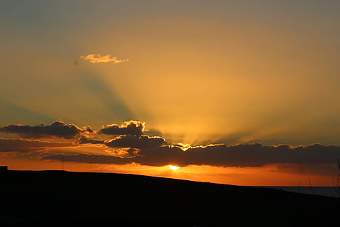 auringonlasku, pilviä, punainen taivas, aurinko, hämärä, taivas, oranssi, punainen, säteet, luonto, oranssi väri, scenics, pilvi - taivas, auringonvalo, ulkona, cloudscape, auringonnousu - aamunkoitto, maisema, kauneus luonnossa, valjeta, kesä, sää, siluetti, dramaattinen taivas, rauhallinen kohtaus, maisemat - luonto, tyyneys, ympäristö, idyllinen, ei ihmisiä, ei-kaupunkikuvia, vuori, romanttinen taivas, 5K, CC0, public domain, rojaltivapaa