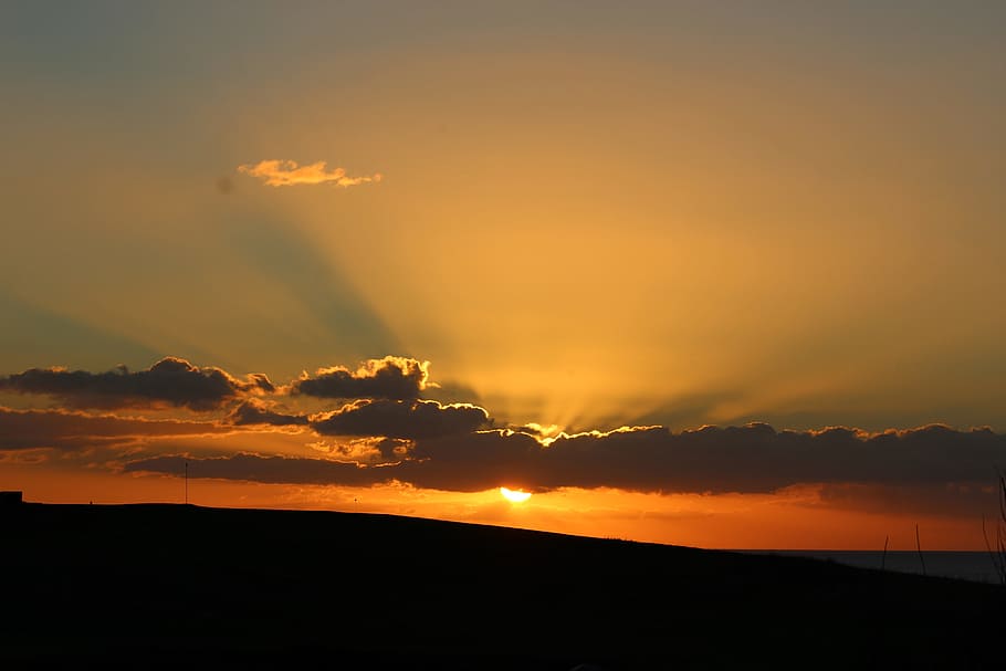 auringonlasku, pilviä, punainen taivas, aurinko, hämärä, taivas, oranssi, punainen, säteet, luonto, oranssi väri, scenics, pilvi - taivas, auringonvalo, ulkona, cloudscape, auringonnousu - aamunkoitto, maisema, kauneus luonnossa, valjeta, kesä, sää, siluetti, dramaattinen taivas, rauhallinen kohtaus, maisemat - luonto, tyyneys, ympäristö, idyllinen, ei ihmisiä, ei-kaupunkikuvia, vuori, romanttinen taivas, 5K