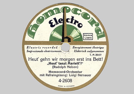 Schellackscheibe, Schellack, 78rpm, Etikette, Homo-Schnur, Tönung, Kennzeichnungsschild, 1930, 1920, Nostalgie, beschallung, Aufzeichnung, analog, Grammophon, Antiquität, weißer Hintergrund, Studioaufnahme, ausgeschnitten, Nahansicht, keine Leute, einzelnes Objekt, gestalten, Kreis, drinnen, Text, Kommunikation, Geometrische Figur, Zeit, Uhr, Nummer, Minutenzeiger, westliche Schrift, grüne Farbe, grau, Design, 2K, CC0, gemeinfrei, lizenzfrei