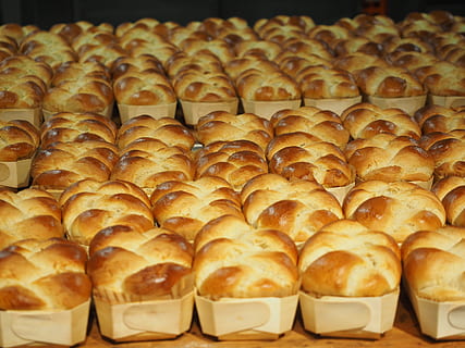 hefekranz, velikonoční cop, vteig, dort, cop, butterzopf, savarin, těsto, striezel, jídlo, Lahodné, pekařství, pečivo, jídlo a pití, v řadě, svěžest, stálý život, uvnitř, velká skupina objektů, nikdo, uspořádání, sladký, dezert, sladké jídlo, pečený, bok po boku, detail, připraven jíst, požitek, opakování, hojnost, pečené pečivo, objednat, pokušení, čínské jídlo, Svačina, zásobník, francouzské jídlo, 4K, CC0, veřejná doména, bez autorských práv