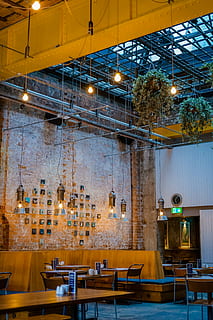 hängend, Weinpflanzen, Esstische, Lampe, Tabelle, Innerhalb, Gebäude, Restaurant, Innere, die Glühbirne, Deckenleuchte, hohe Decke, Restaurant Interieur, Ziegelwand, Innenarchitektur, Bar, Pub, Wandkunst, industriell, Industriestil, modernes Interieur, modernes Design, Pflanze, weißglühend, modern, städtisch, beleuchtet, Lichtanlage, drinnen, Sitz, keine Leute, Abwesenheit, Stuhl, die Architektur, leeren, Geschäft, gebaute Struktur, Cafe, Möbel, Holz - Material, Wandbau - Funktion, Licht - natürliches Phänomen, Licht, elektrische Lampe, Decke, 4K, CC0, gemeinfrei, lizenzfrei