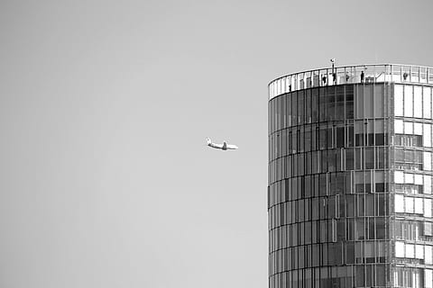 Colònia, torre, avions, finestra, vidre, Colònia, torre, finestra, vidre, cel, dom, estructures, Rin, Alemanya, edifici, arquitectura, arquitectura moderna, edifici kölner, ciutat, còpia espai, estructura construïda, exterior de l'edifici, cap gent, indústria, volant, vehicle aeri, transport, avió, manera de transport, vista d’angle baix, cel clar, naturalesa, a l'aire, dia, viatjar, a l'aire lliure, exterior d’edifici d’oficines, indústria aeroespacial, 5K, CC0, domini públic, lliure de regalies