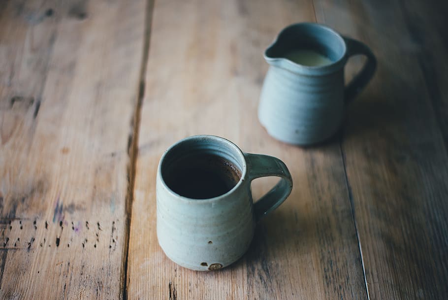 blanc, ceràmica, tassa, marró, líquid, endins, fusta, superfície, dos, gris, tasses, taula, temps, cuppa, beure, cafè, material de fusta, cafè - beguda, tassa de cafè, fons, menjar i beguda, a l'interior, natura morta, refresc, cap gent, vista d’angle alt, te, primer pla, beguda calenta, te - beguda calenta, centrar-se en primer pla, contenidor, tassa de te, begudes sense alcohol, gra de fusta, 4K