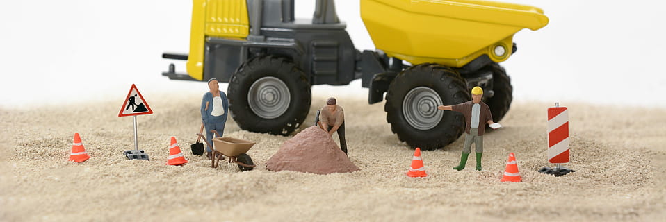 negru, galben, tractor, Trei, figura persoană, alb, nisip, teren, muncitori in constructii, construi, lucrări de construcții, muncă, meșteri, constructie, în creștere, echipă, roabă, cârmă, maistru, cap de imagine, stindard, antet, în construcție, transport, vehicul cu motor, mașină, mijloc de transport, construcții de drumuri, obosi, drum, industrie de contructie, roată, zi, nici o persoana, santier, con, industrie, con de trafic, mişcare, sportiv, 5K, CC0, domeniu public, fără drepturi de autor