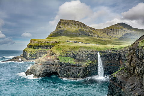 vandfald om dagen, natur, landskab, klipper, græs, vand, vandfald, bølger, himmel, skyer, island, hav, klint, Atlanterhavet, scenics, rock-objekt, kystlinje, udendørs, scenics - natur, skønhed i naturen, klippe, sky - himmel, bjerg, rolig scene, solid, ikke-urbane scene, idyllisk, ro, rock formation, jord, miljø, dag, ingen mennesker, flydende vand, formation, 720P, CC0, offentligt domæne, royaltyfrie
