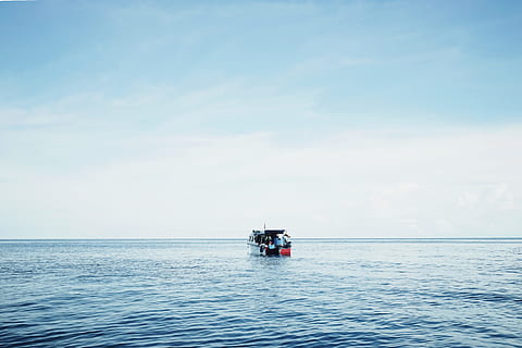 Weiß, Orange, Pontonboot, Fischerboot, Meer, tagsüber, allein, Wasserfahrzeug, Wasser, Natur, Transport, Blau, Himmel, draußen, Sommer-, Urlaube, Farbbild, Horizont über Wasser, Horizont, Transportmittel, Schönheit in der Natur, Ufergegend, Szenen - Natur, Segeln, Tag, ruhige Szene, wolke - himmel, Reise, idyllisch, keine Leute, 5K, CC0, gemeinfrei, lizenzfrei