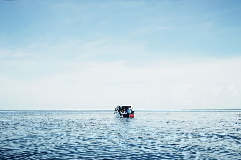 Weiß, Orange, Pontonboot, Fischerboot, Meer, tagsüber, allein, Wasserfahrzeug, Wasser, Natur, Transport, Blau, Himmel, draußen, Sommer-, Urlaube, Farbbild, Horizont über Wasser, Horizont, Transportmittel, Schönheit in der Natur, Ufergegend, Szenen - Natur, Segeln, Tag, ruhige Szene, wolke - himmel, Reise, idyllisch, keine Leute, 5K