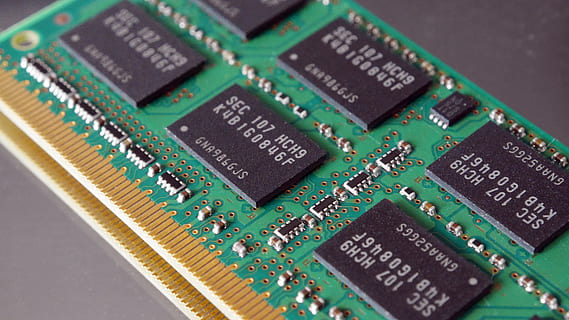 detailopname, fotografie, SODIMM, RAM, geheugen, verwijderbaar, computer, technologie, computerchip, printplaat, elektronische industrie, halfgeleider, macro, computer deel, elektrische component, gegevens, elektrische apparatuur, moederbord, transistor, industrie, groene kleur, processor, uitrusting, computerapparatuur, ingewikkeldheid, aantal, geen mensen, binnenshuis, verbinding, tekst, communicatie, selectieve aandacht, 4K, CC0, publiek domein, royaltyvrij