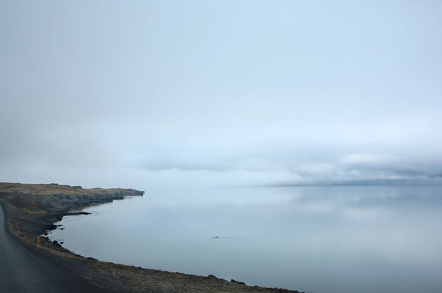 bjerge, legeme, vand, berolige, hvid, himmel, dagtimerne, overskyet, Sky, hav, ocean, kyst, kystlinjen, vejr, kystlinje, Fjord, tåge, strand, blå, sky - himmel, scenics - natur, skønhed i naturen, ro, rolig scene, natur, ingen mennesker, dag, jord, ikke-urbane scene, udendørs, kopiere plads, horisont over vand, 5K