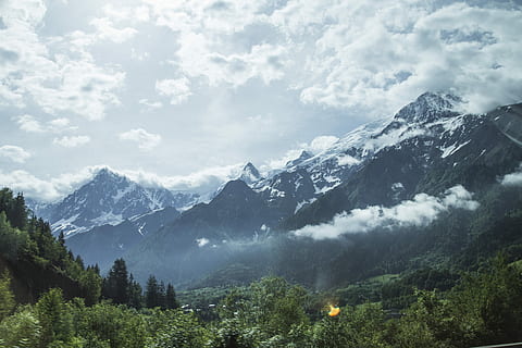 bosque, Alpes de montaña, distante, nieve, tapado, montaña, nube, cordillera, árbol, naturaleza, cielo, belleza, excursionismo, al aire libre, tierra, paisaje, chamonix, hielo, iceberg, paisajes - naturaleza, belleza en la naturaleza, nube - cielo, planta, ambiente, temperatura fría, invierno, tranquilidad, nadie, escena tranquila, Montaña cubierta de nieve, pico de la montaña, Pino, árbol conífero, 5K, CC0, dominio público, libre de derechos