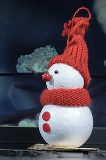 uomo di neve, inverno, berretto, freddo, umore, cartolina, biglietto d'auguri, la neve, figura, bianca, deco, Natale, invernale, viso, decorazione, divertente, icona invernale, sciarpa, auguri di Natale, divertimento, sfacciato, naso, occhi, punto, provato, rattoppare, artigianato, rappresentazione, arte e artigianato, avvicinamento, nessuno, giocattolo, rosso, mestiere, pupazzo di neve, vacanza, in casa, creatività, tessile, temperatura fredda, pupazzo di pezza, natura morta, rappresentazione umana, morbidezza, 4K, CC0, dominio pubblico, privo di copyright