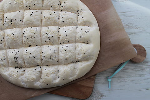 pis, pa, cocció, forn, menjar, gourmet, material de fusta, frescor, al forn, casolà, sopar, taula, a l'interior, menjar i beguda, natura morta, alimentació saludable, primer pla, benestar, estri de cuina, vista d’angle alt, taula de tallar, directament a sobre, mà humana, llest per menjar, mà, part del cos humà, equipament per a la llar, 5K, CC0, domini públic, lliure de regalies
