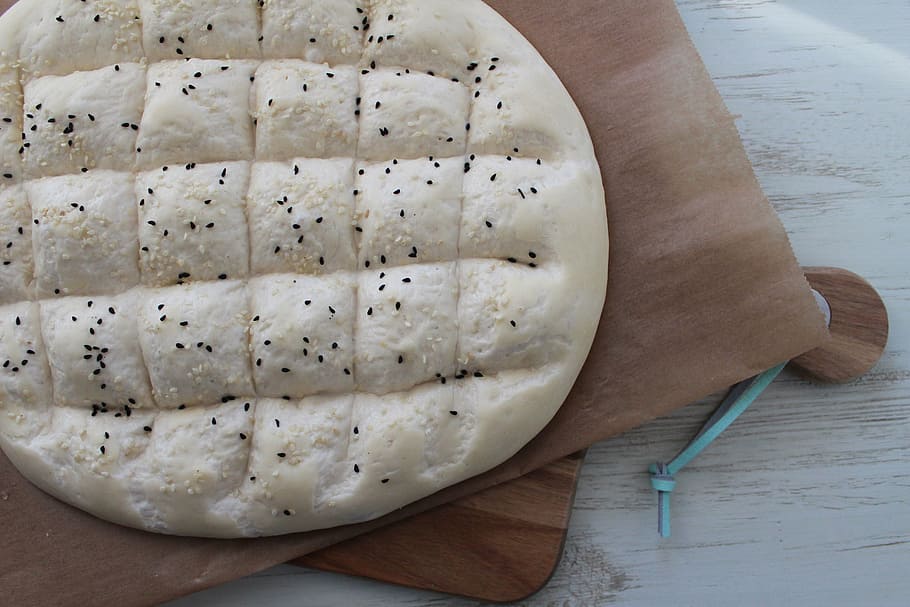 pis, pa, cocció, forn, menjar, gourmet, material de fusta, frescor, al forn, casolà, sopar, taula, a l'interior, menjar i beguda, natura morta, alimentació saludable, primer pla, benestar, estri de cuina, vista d’angle alt, taula de tallar, directament a sobre, mà humana, llest per menjar, mà, part del cos humà, equipament per a la llar, 5K