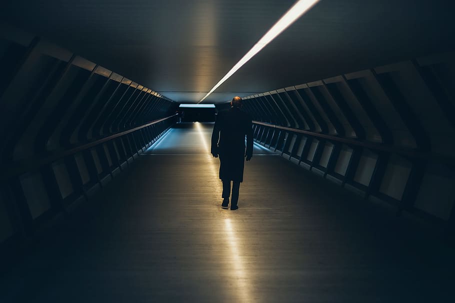 Mann, Rolltreppe, beleuchtet, Zimmer, allein, Abend, Licht, Schatten, Straße, Reise, Tunnel, städtisch, Gehweg, die Architektur, eine Person, der Weg nach vorn, in voller Länge, Richtung, Gehen, echte Menschen, Rückansicht, Lebensstile, gebaute Struktur, Transport, abnehmende Perspektive, drinnen, Silhouette, Stehen, Lichtanlage, Erwachsene, Decke, 1080P