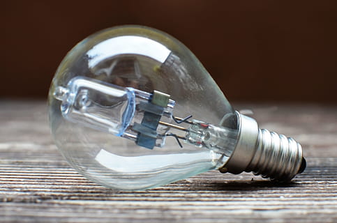 bec, idee, viziune, metal, în interior, a închide, studio shot, un singur obiect, lemn - material, nici o persoana, combustibil și generarea de energie electrică, mancare si bautura, lucios, Afaceri, argintiu colorat, industrie, deversând, sticlă - material, echipamente de iluminat, fundal colorat, zi, apă, lampă electrică, 4K, CC0, domeniu public, fără drepturi de autor