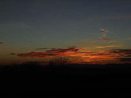 mørkt lys, solnedgang, sidste lys, orange, mørk, lys, natur, himmel, skumring, scenics, landskab, sky - himmel, orange farve, udendørs, skønhed i naturen, cloudscape, rød, silhuet, surrealistisk, ingen mennesker, rolig scene, ro, scenics - natur, idyllisk, plante, ikke-urbane scene, miljø, træ, kopiere plads, romantisk himmel, 2K, CC0, offentligt domæne, royaltyfrie