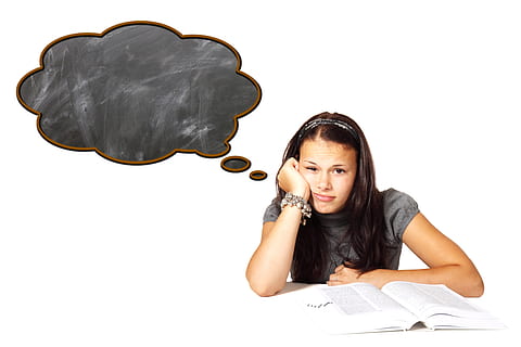 mulher, vestindo, cinzento, camisa, lendo um livro, aprender, escola, aluna, borda, balão de pensamento, pensar, aprendendo dificuldades, problemas, tédio, sobrecarga, sobrecarregado, entediado, Educação, estude, alunos, conhecimento, conhecer, Treinamento, carreira, adolescente, menina, apático, estresse escolar, esvaziar, desfocado, concentração, fundo branco, uma pessoa, tiro do estúdio, Cortar fora, dentro de casa, adulto jovem, copie o espaço, mulheres, vista frontal, olhando, retrato, mulheres jovens, papel, comunicação, segurando, roupa casual, emoção, adulto, contemplação, frustração, Penteado, estudando, carrancudo, 5K, CC0, domínio público, royalty free