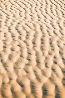 braunes Textil, Sand, Textur, Vertiefung, Oberfläche, texturiert, Wüste, bräunen, Muster, Licht, abstrakt, Hintergründe, Vollbild, keine Leute, Nahansicht, Textil-, Tier, Tierthemen, natürliches Muster, Tierwelt, wolle, selektiver Fokus, Tierhaut, Weichheit, gestalten, Pelz, Design, warme Kleidung, extreme Nahaufnahme, 5K, CC0, gemeinfrei, lizenzfrei